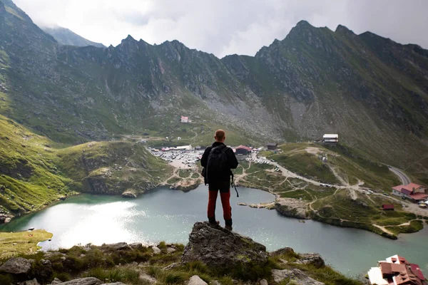 Homem Que Fica Pico Rocha Desfrutando Bela Vista Lago Glaciar — Fotografia de Stock