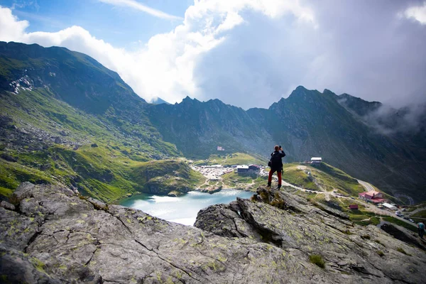 Mann Bleibt Auf Felsgipfel Und Genießt Die Schöne Aussicht Auf — Stockfoto