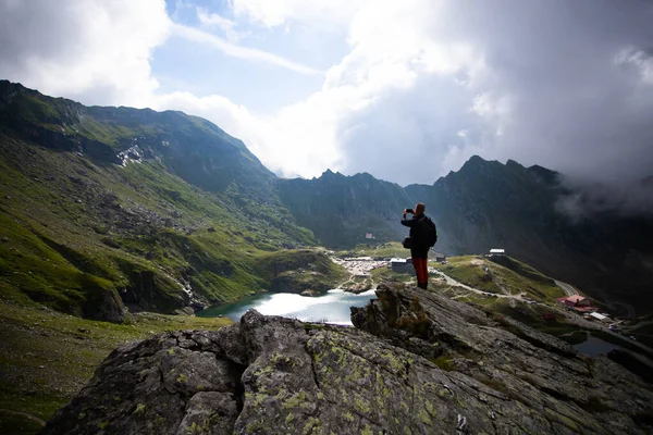 Hombre Alojado Pico Roca Disfrutando Hermosa Vista Del Lago Glaciar —  Fotos de Stock