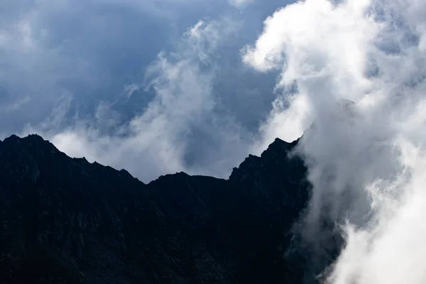 险峻的山顶在雾中 Fagaras Mountains Romania — 图库照片