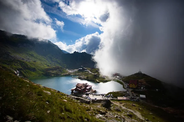 Balea Lake Bij Dramatisch Mistig Weer Prachtige Bestemming Fagaras Berg — Stockfoto