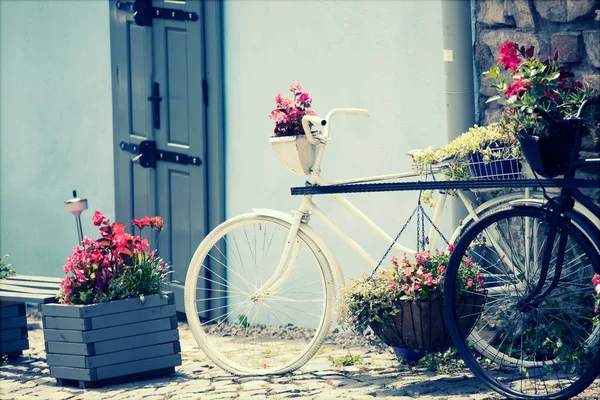 Decoratieve Vintage Fiets Bloempot Tegen Blauwe Muur — Stockfoto