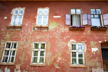 Sighisoara, Romanya. Taş, Avrupa 'nın Transilvanya bölgesindeki Sighisoara kalesinde renkli evleri olan eski sokakları asfaltladı.