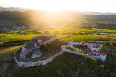 Fantastik seyahat yeri, muhteşem Rupea kalesi, Transilvanya, Romanya - hava manzarası. 