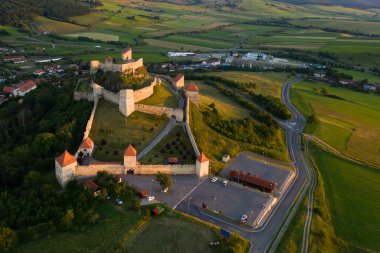 Fantastik seyahat yeri, muhteşem Rupea kalesi, Transilvanya, Romanya - hava manzarası. 
