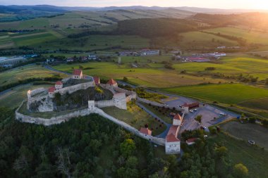 Fantastik seyahat yeri, muhteşem Rupea kalesi, Transilvanya, Romanya - hava manzarası. 