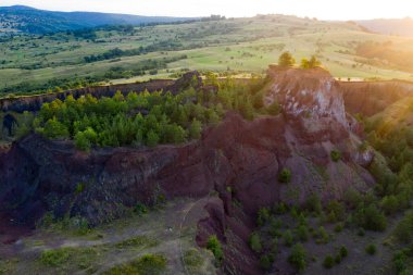 Güneşin doğuşundaki Racos volkanik kraterinin hava manzarası, Romanya 'nın Brasov ilçesi 