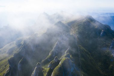 Romanya 'nın Ciucas kaya dağlarının manzaralı manzarası.