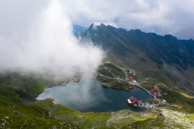 Romanya 'nın Karpat dağlarındaki Transfagaras üzerindeki Balea Gölü' nün havadan görünüşü.
