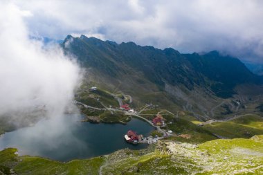 Romanya 'nın Karpat dağlarındaki Transfagaras üzerindeki Balea Gölü' nün havadan görünüşü.