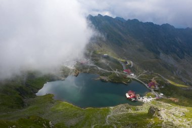 Romanya 'nın Karpat dağlarındaki Transfagaras üzerindeki Balea Gölü' nün havadan görünüşü.