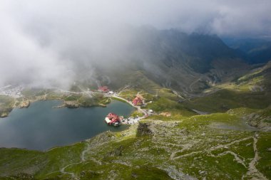 Romanya 'nın Karpat dağlarındaki Transfagaras üzerindeki Balea Gölü' nün havadan görünüşü.