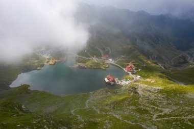 Romanya 'nın Karpat dağlarındaki Transfagaras üzerindeki Balea Gölü' nün havadan görünüşü.