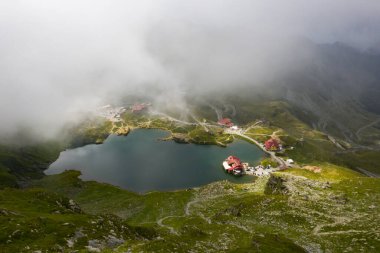 Romanya 'nın Karpat dağlarındaki Transfagaras üzerindeki Balea Gölü' nün havadan görünüşü.