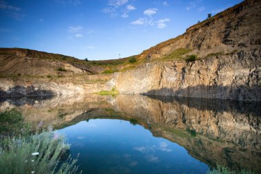 Romanya 'nın Brasov ilçesi Transilvanya yakınlarındaki Racos köyünden zümrüt göl.