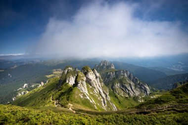 Romanya 'nın sisli Ciucas dağlarının manzarası.