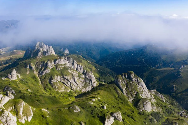 Vista Aérea Panorámica Las Montañas Rocosas Ciucas Rumania —  Fotos de Stock