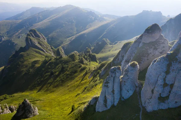 Vista Aérea Panorâmica Das Montanhas Rochosas Ciucas Roménia — Fotografia de Stock