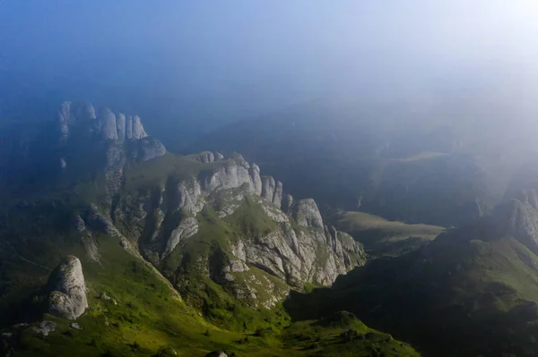 罗马尼亚Ciucas岩石山脉的风景鸟瞰 — 图库照片