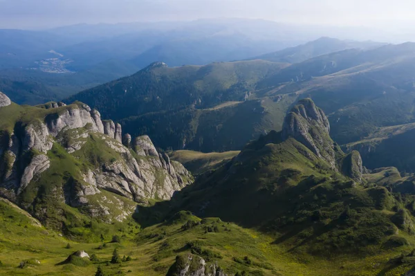 Vista Aérea Panorámica Las Montañas Rocosas Ciucas Rumania —  Fotos de Stock