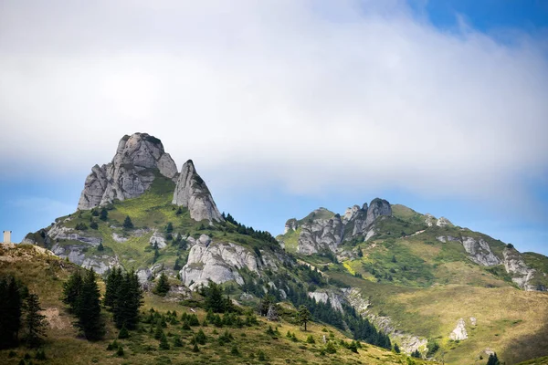 Vista Panorámica Las Montañas Rocosas Ciucas Niebla Rumania —  Fotos de Stock