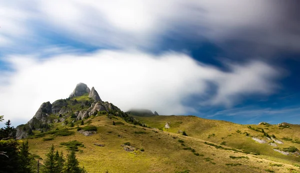 Vista Panorámica Las Montañas Rocosas Ciucas Niebla Rumania —  Fotos de Stock