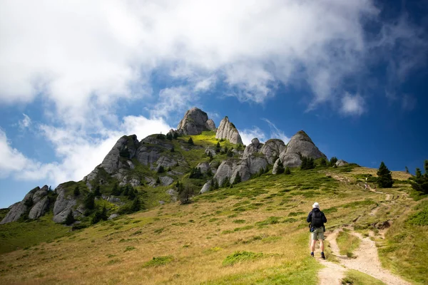 Viajero Solitario Las Montañas Ciucas Rumania Montaña Más Pintoresca Los —  Fotos de Stock