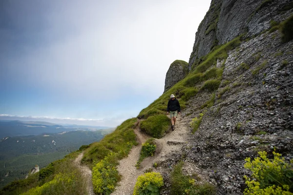 Viajero Solitario Las Montañas Ciucas Rumania Montaña Más Pintoresca Los —  Fotos de Stock