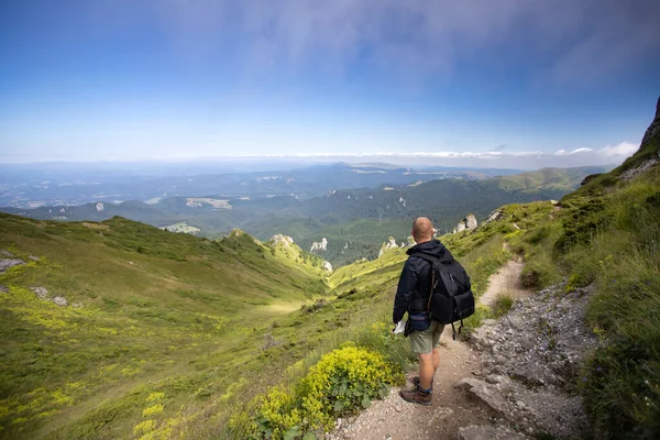 Osamělý Cestovatel Horách Ciucas Rumunsko Nejmalebnější Hora Karpat — Stock fotografie