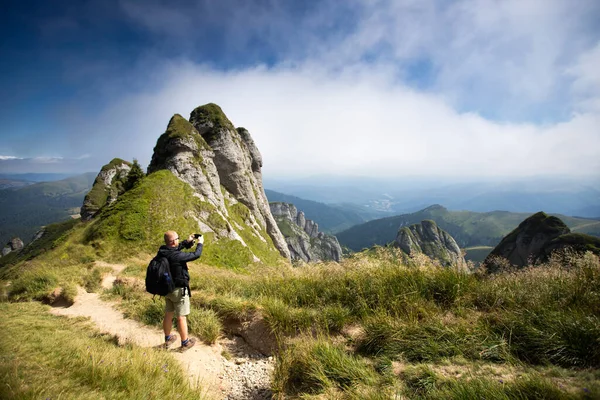 루마니아 산맥을 여행하는 외로운 사람들 카르파티아 산맥에서 아름다운 — 스톡 사진
