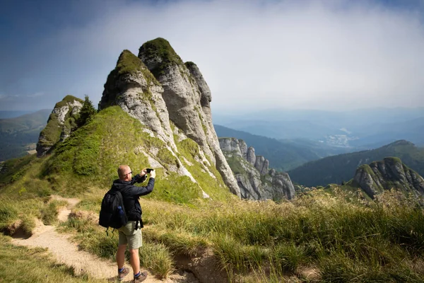 Viajero Solitario Las Montañas Ciucas Rumania Montaña Más Pintoresca Los —  Fotos de Stock