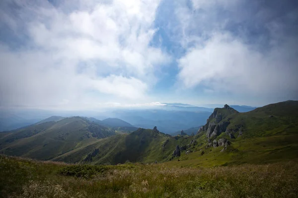 罗马尼亚Cucas岩石山的雾景 — 图库照片