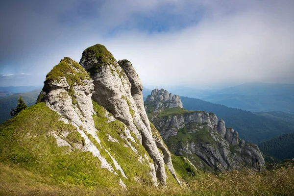 Vista Panorâmica Das Montanhas Rochosas Ciucas Nevoeiro Roménia — Fotografia de Stock
