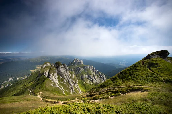 Vista Panoramica Delle Montagne Rocciose Ciucas Nella Nebbia Romania — Foto Stock