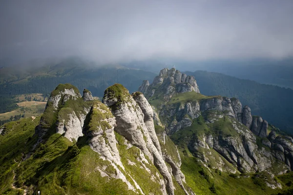 Vista Panorámica Las Montañas Rocosas Ciucas Niebla Rumania —  Fotos de Stock