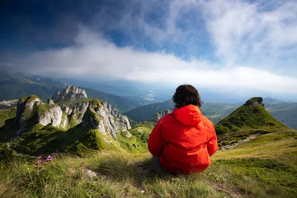 Kobieta Siedząca Klifie Ciesząca Się Górskim Krajobrazem Pojęcie Stylu Życia — Zdjęcie stockowe