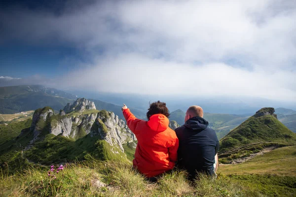 Młoda Para Siedzi Klifie Podziwia Górski Krajobraz Miłość Podróże Szczęśliwe — Zdjęcie stockowe