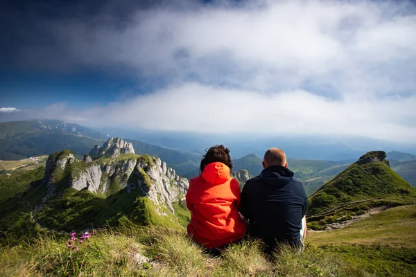 Ein Junges Paar Sitzt Auf Einer Klippe Und Genießt Die — Stockfoto