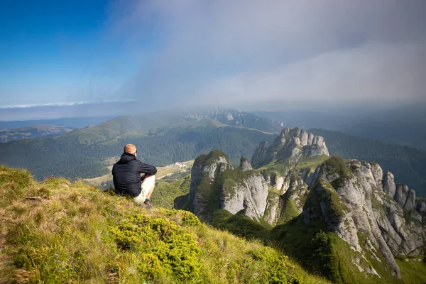 Viajero Solitario Las Montañas Ciucas Rumania Montaña Más Pintoresca Los —  Fotos de Stock