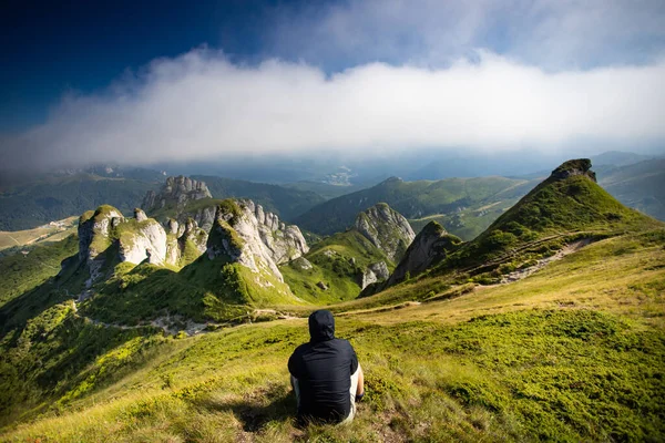 Viajero Solitario Las Montañas Ciucas Rumania Montaña Más Pintoresca Los —  Fotos de Stock