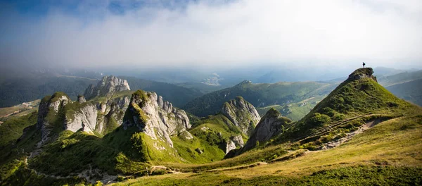 Vista Panorámica Las Montañas Rocosas Ciucas Niebla Rumania —  Fotos de Stock