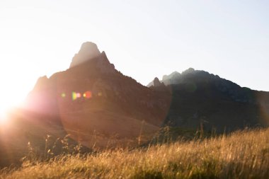 Romanya 'nın gün batımında Ciucas rock dağlarının manzarası.