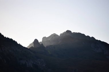 Romanya 'nın gün batımında Ciucas rock dağlarının manzarası.