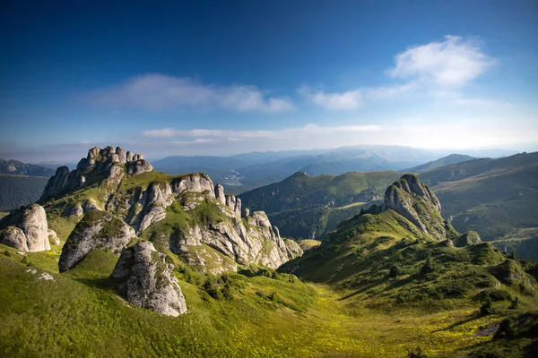 Vista Panoramica Delle Montagne Rocciose Ciucas Nella Nebbia Romania — Foto Stock