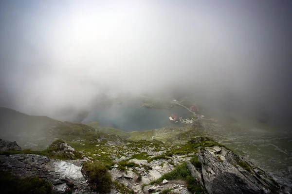 大雾天气下的Balea湖 罗马尼亚法加拉山美丽的目的地 从山顶透过云彩观看 — 图库照片