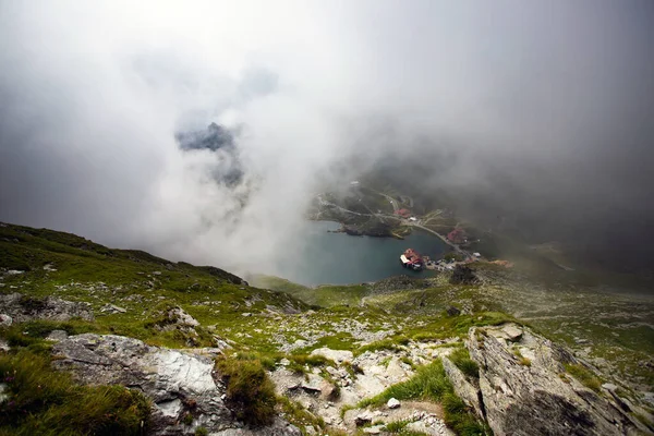 大雾天气下的Balea湖 罗马尼亚法加拉山美丽的目的地 从山顶透过云彩观看 — 图库照片