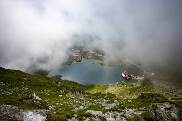 안개가 날씨의 루마니아의 아름다운 목적지 산등성이 꼭대기에서 구름을 바라봄 — 스톡 사진