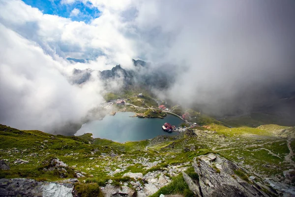 Balea Lake Dramatycznej Mglistej Pogodzie Piękne Miejsce Górach Fagaras Rumunii — Zdjęcie stockowe