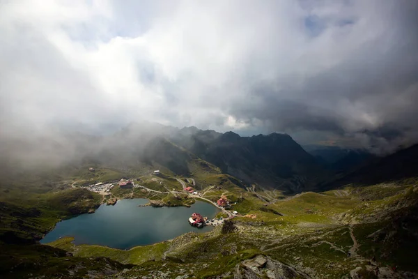 Balea Lake Dramatycznej Mglistej Pogodzie Piękne Miejsce Górach Fagaras Rumunii — Zdjęcie stockowe