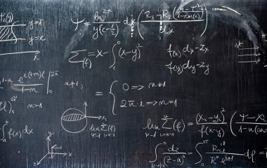 Karatahta bilimsel formüller ve matematik hesaplamalarıyla kazınmış. Bilim ve eğitim geçmişi.